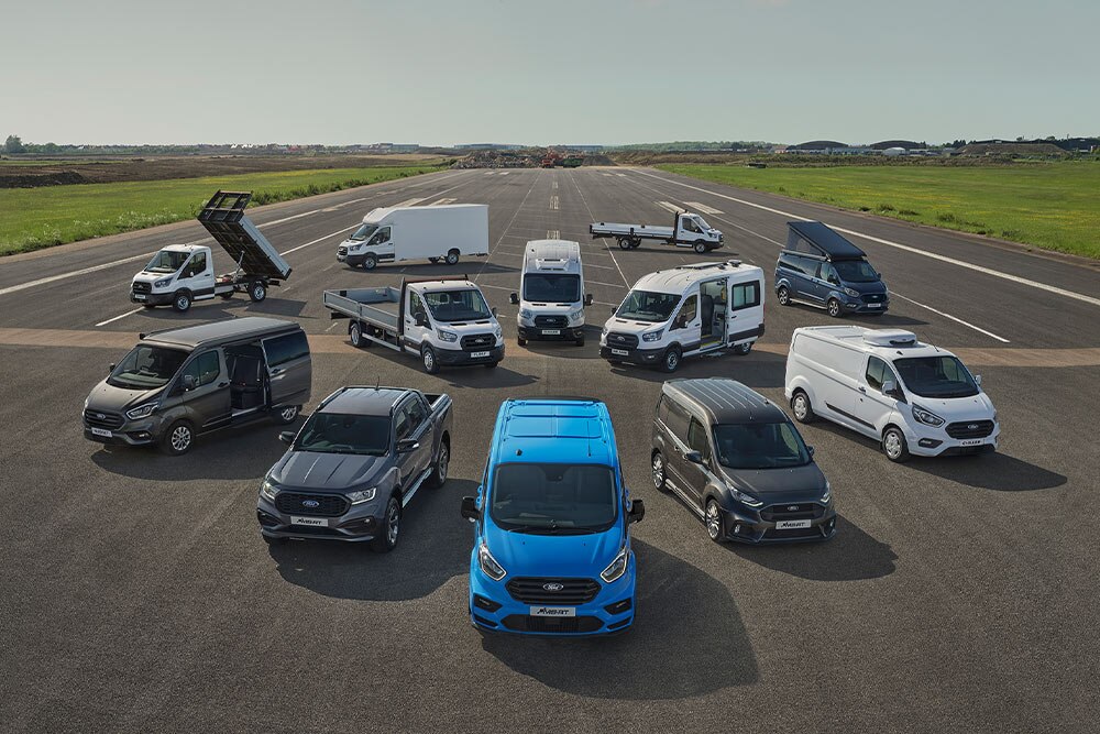 Különböző Ford haszongépjárművek kiállítva.