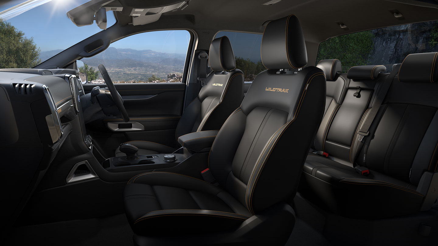 Egy duplakabinos Ford Ranger utastere.