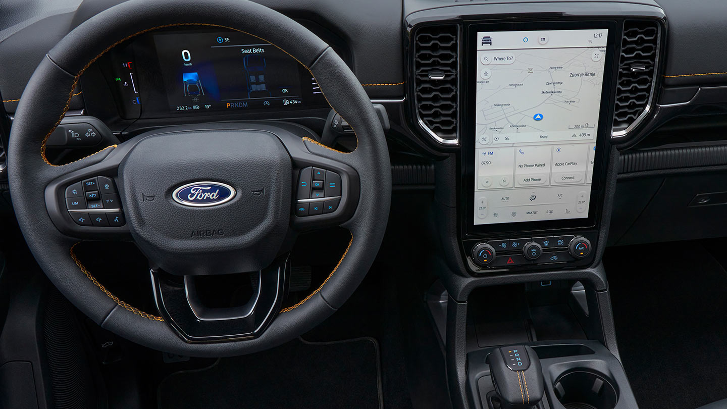 A Ford Ranger kormánykerékét, digitális műszerfalát és infotainment képernyőjét látjuk.