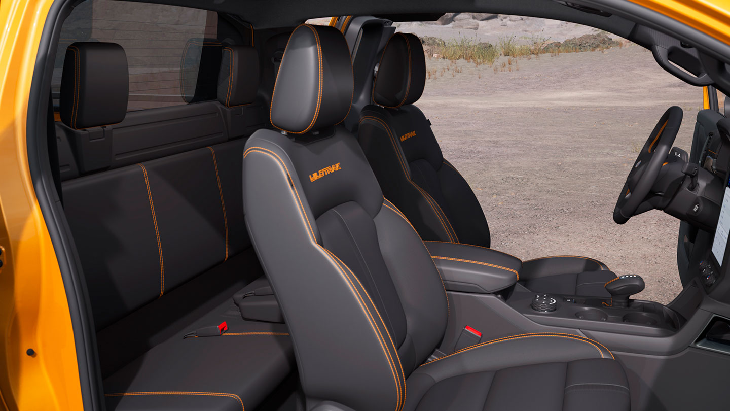 Oldalnézetből tekinthetünk be a nyújtottkabinos Ford Ranger XLT modell utasfülkéjébe.