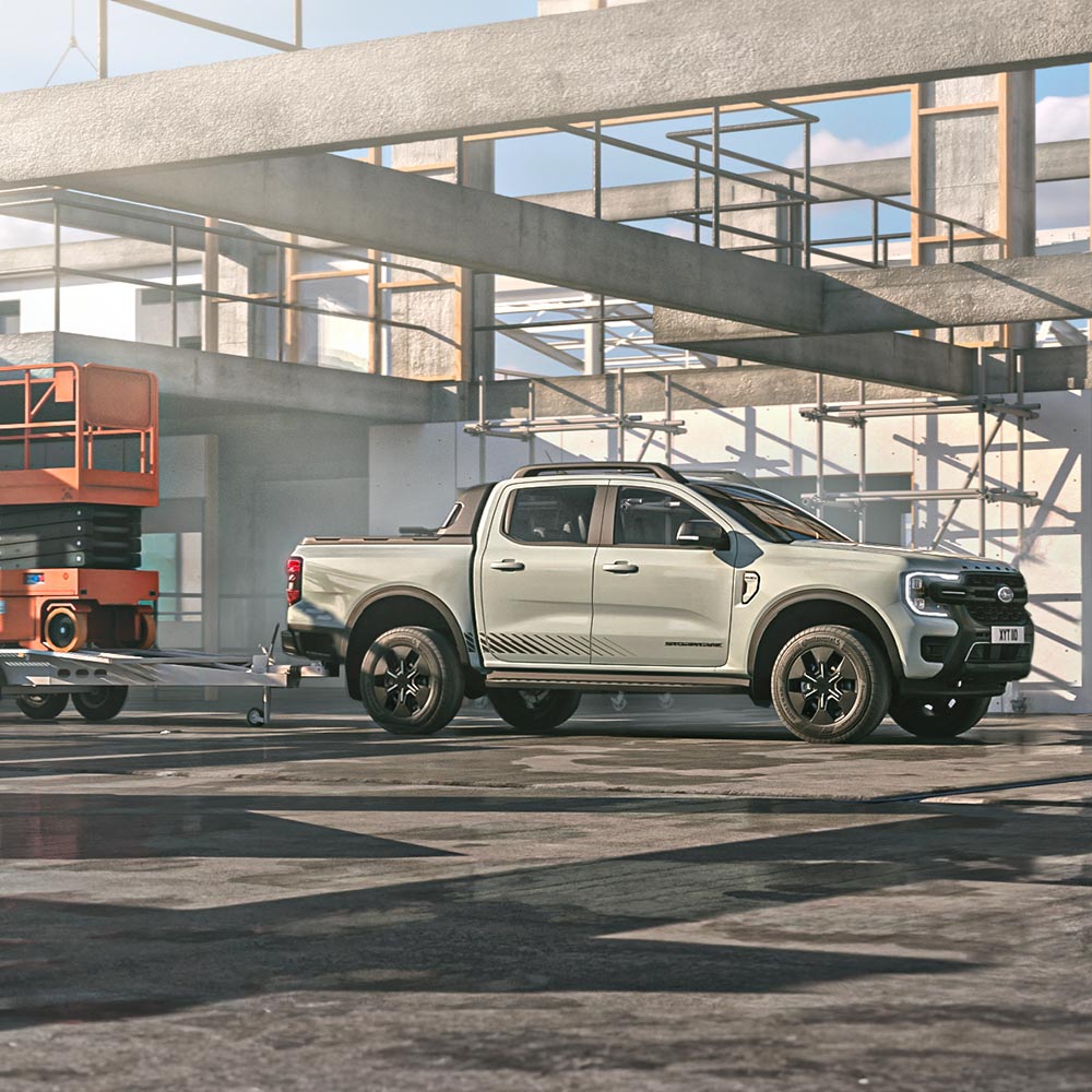 Egy Ranger PHEV Stormtrak berendezést vontat egy építkezésen.