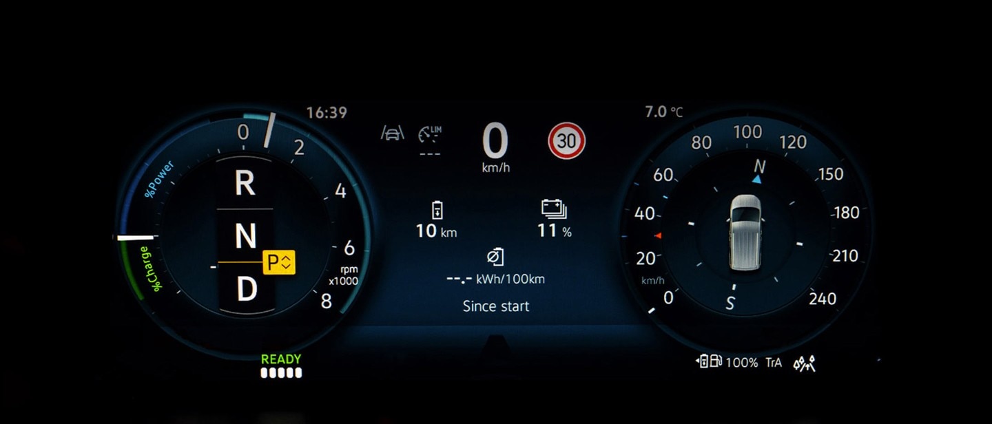 A vadonatúj Ford Transit Connect digitális műszerfalának áttekintő képernyője.