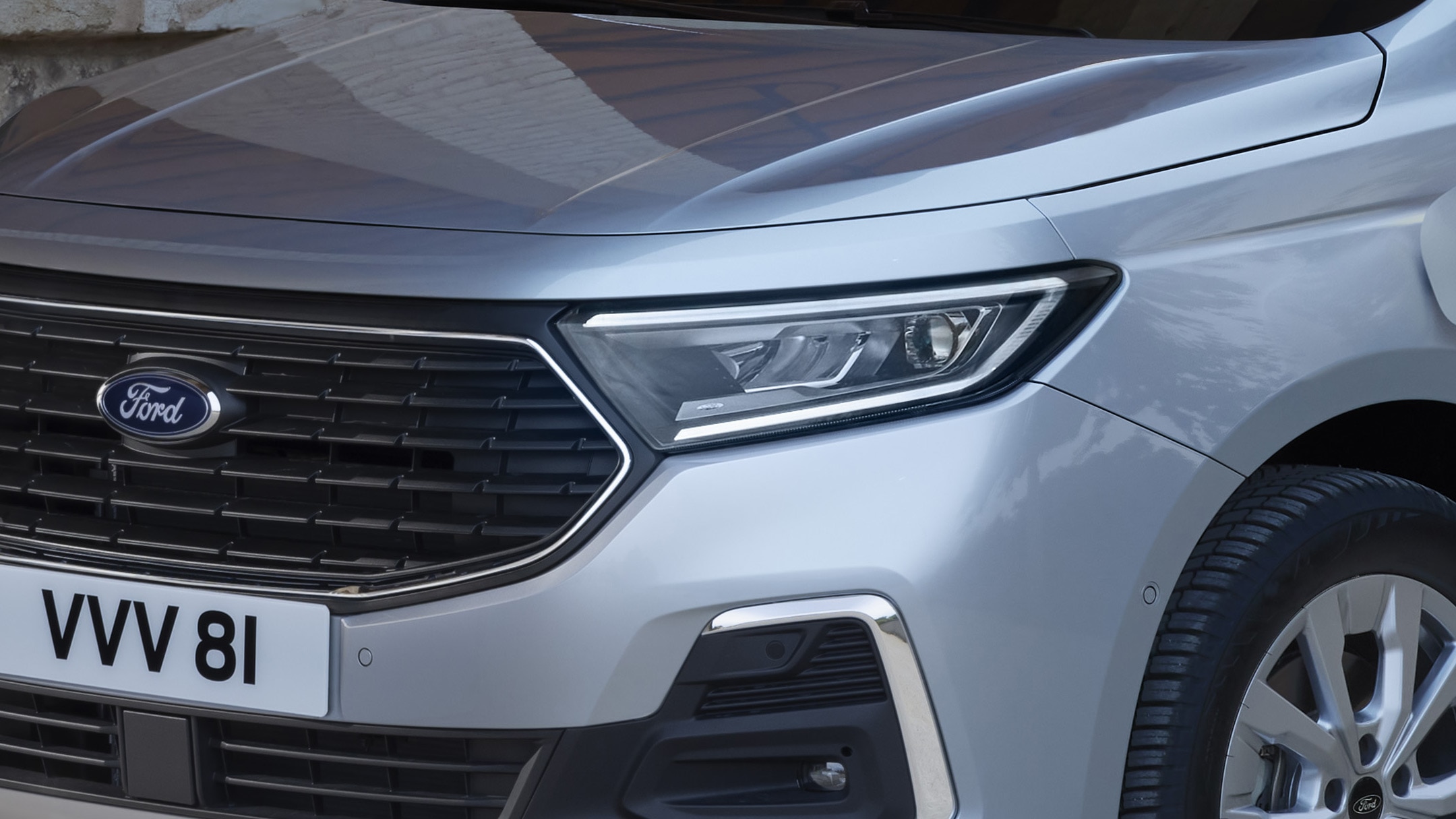 Adaptív fényszóró a vadonatúj, Stardust Silver színű Ford Transit Connect modellen.