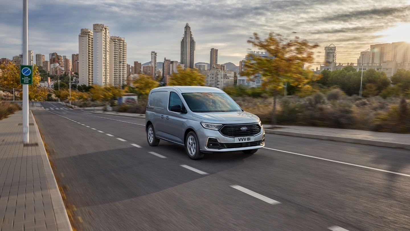 A vadonatúj, Stardust Silver színű Ford Transit Connect egy úton halad.