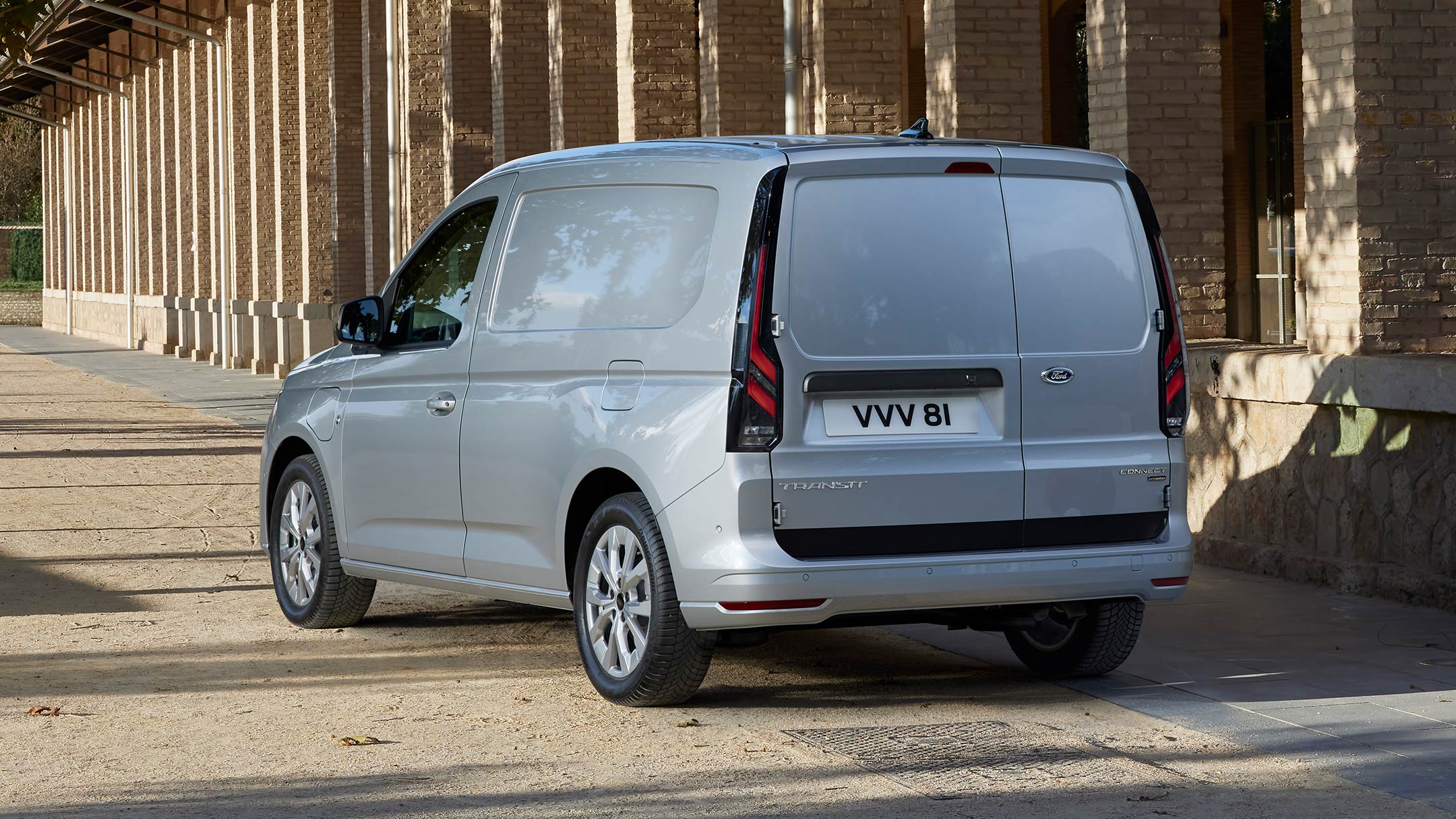 A vadonatúj, Stardust Silver színű Ford Transit Connect hátulnézetből.