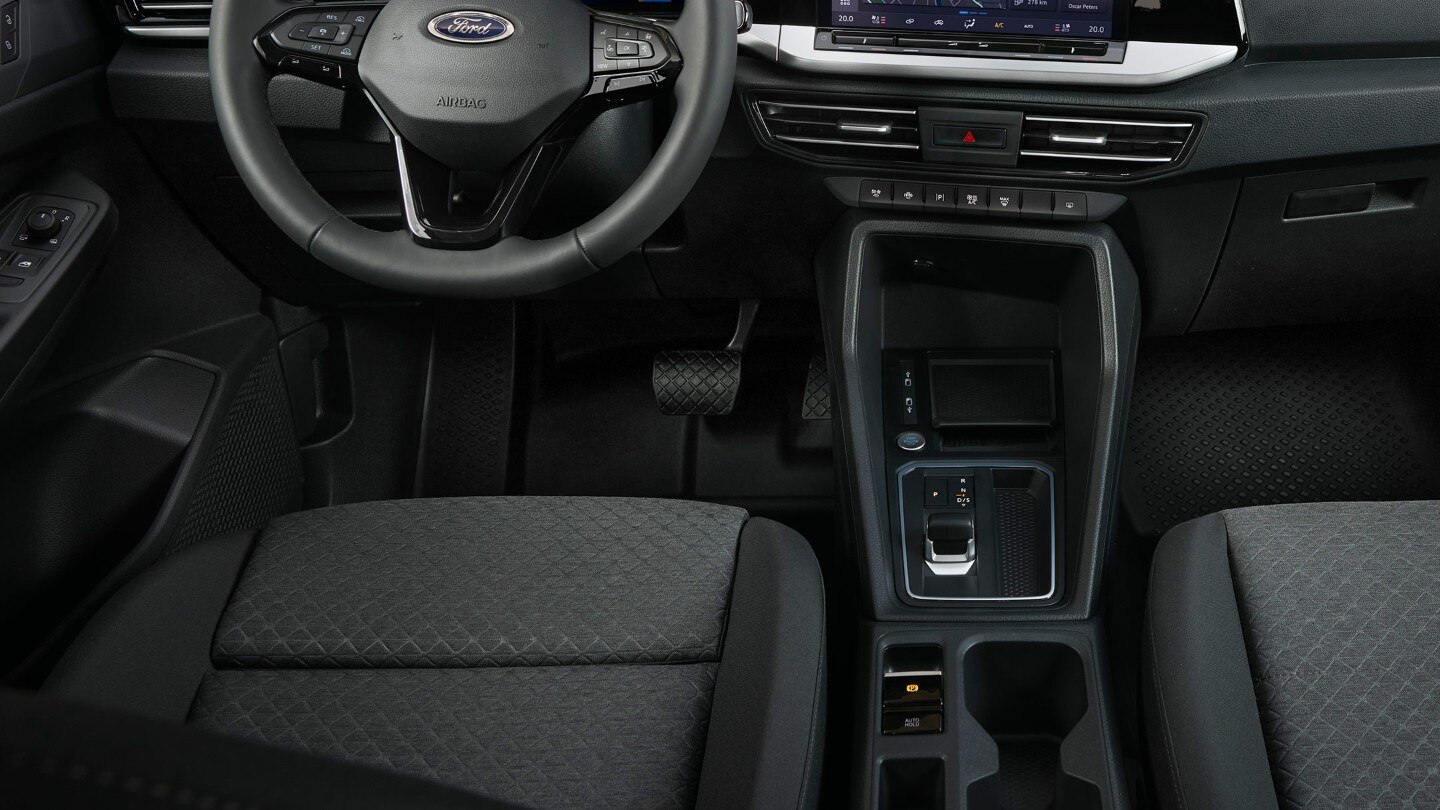 A vadonatúj Ford Transit Connect pedáljai és középkonzolja.