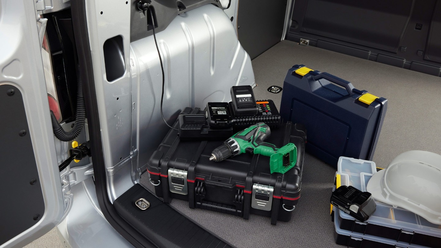 A vadonatúj Ford Transit Connect csomagterében elektromos fúrógép csatlakozik a 12 V-os aljzatba.