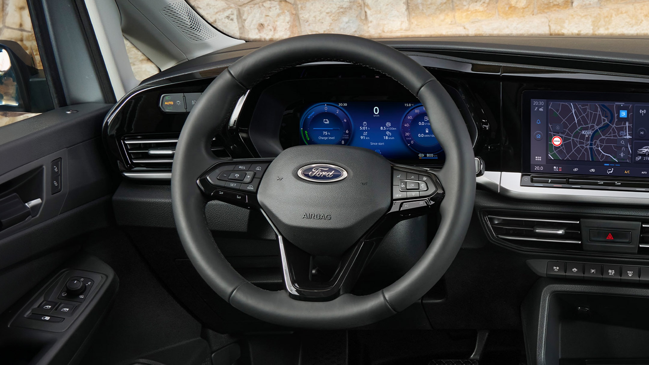 A vadonatúj Ford Transit Connect a vezető látószögéből: a fűthető kormánykerék, a digitális műszerfal és a 10"-os érintőképernyő.