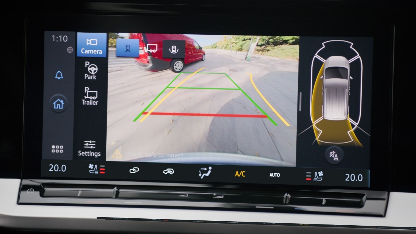 10"-os színes érintőképernyő, mely a tolatókamerát és a Ford Pro Trailer Asszisztens technológiát mutatja be használat közben. 