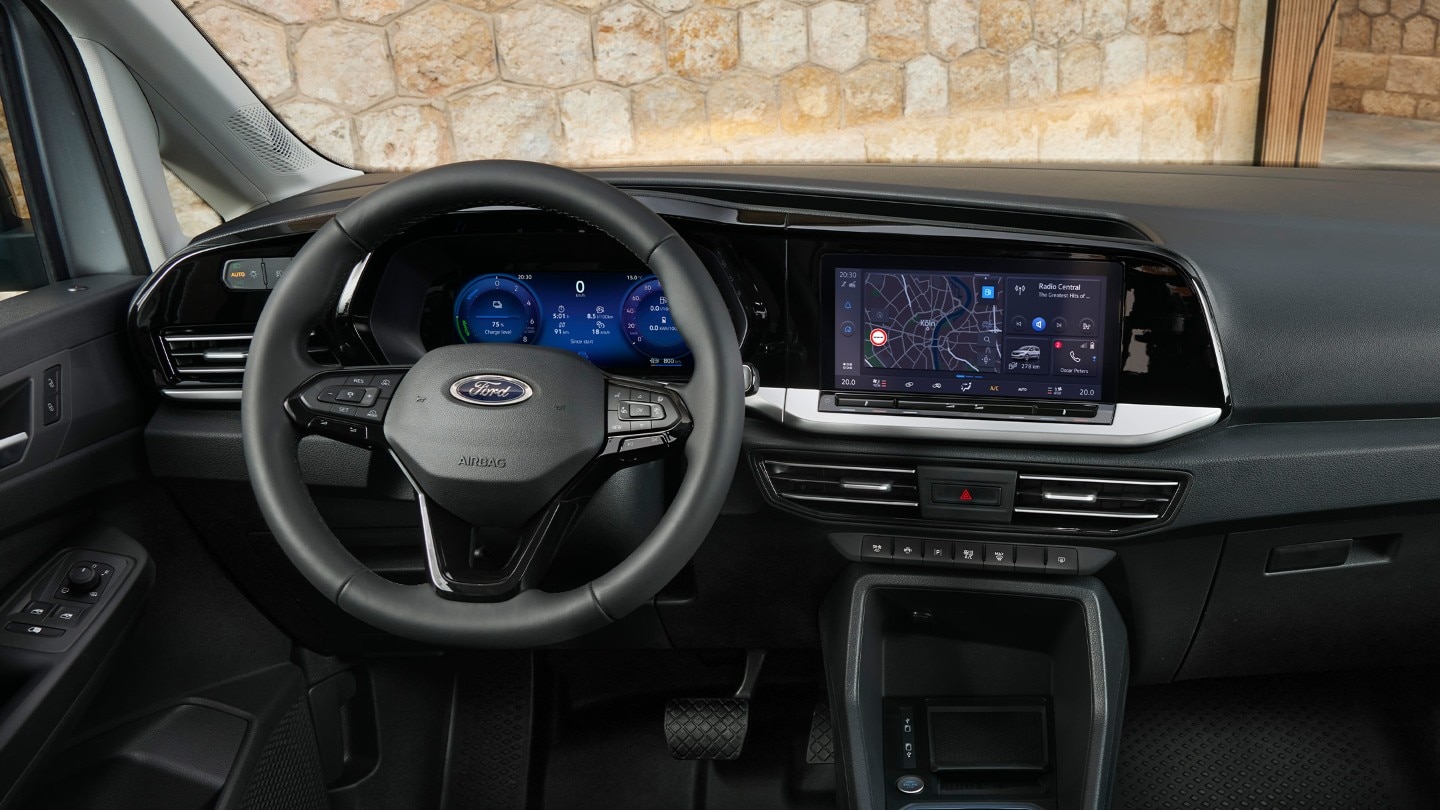 A vadonatúj Ford Transit Connect utasterében a kormánykerék, a digitális műszerfal és a 10"-os érintőképernyő.