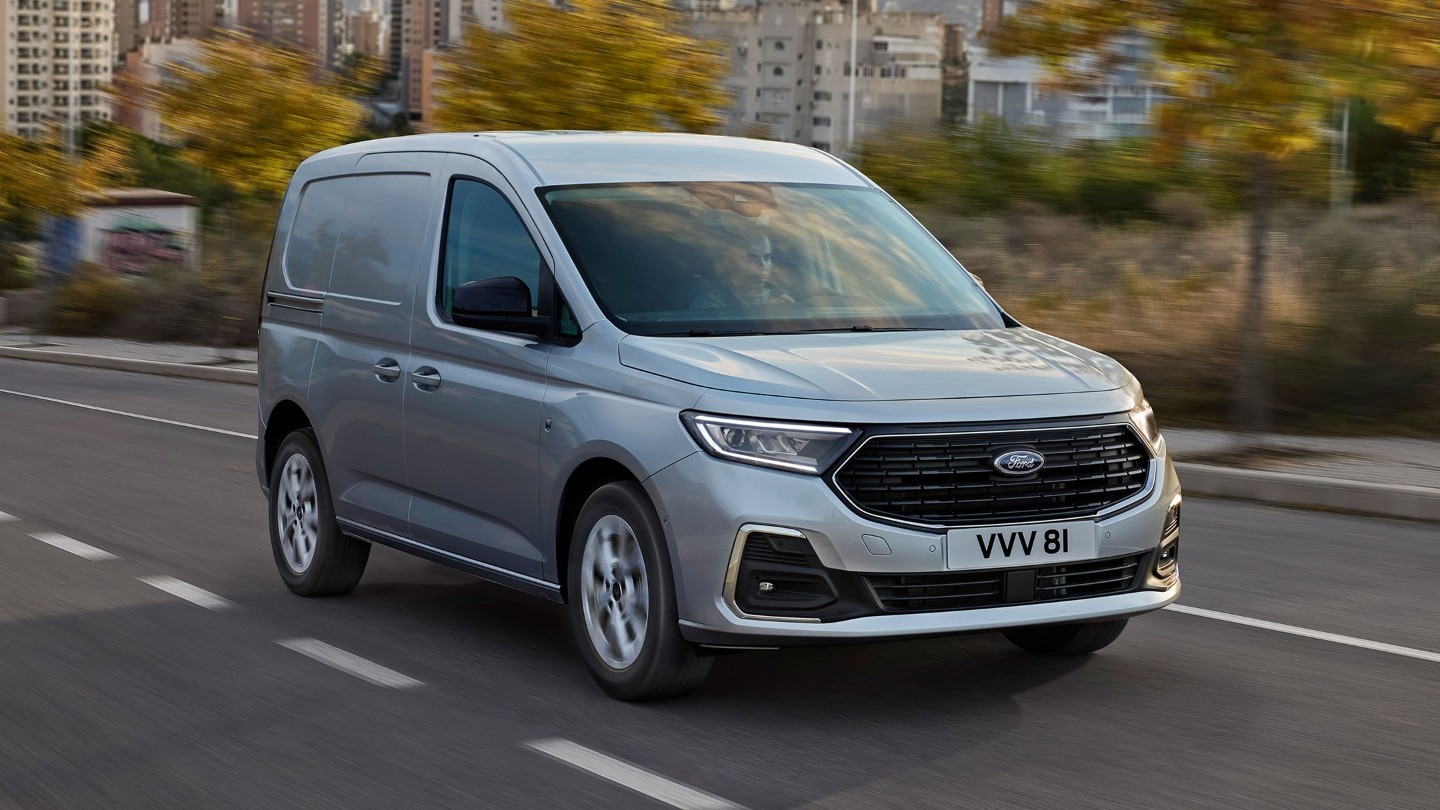 A vadonatúj, Stardust Silver színű Ford Transit Connect Limited egy úton halad. 