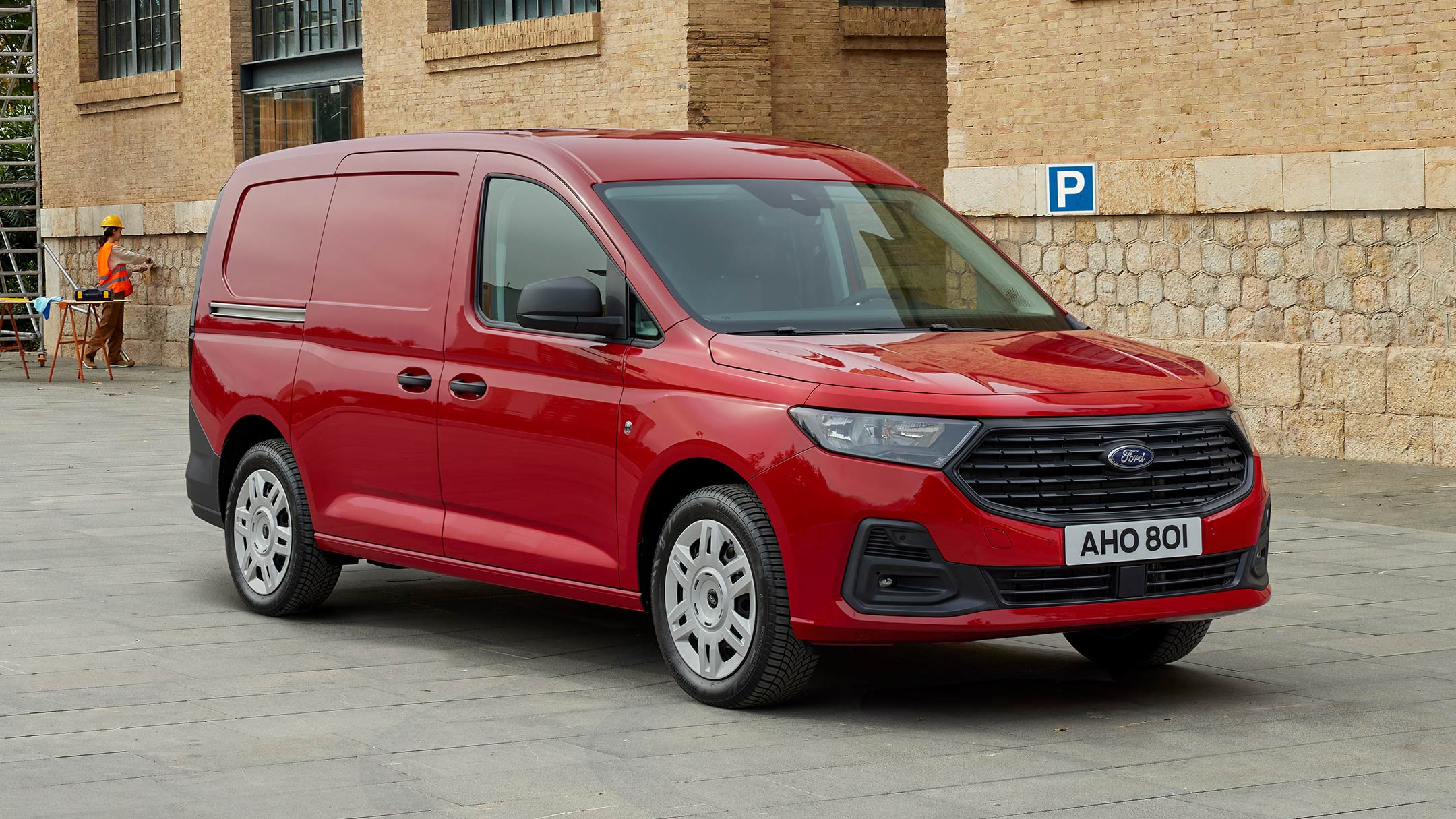 A vadonatúj, Maple Red színű Ford Transit Connect Trend első hűtőrácsa és automatikus fényszórói. 
