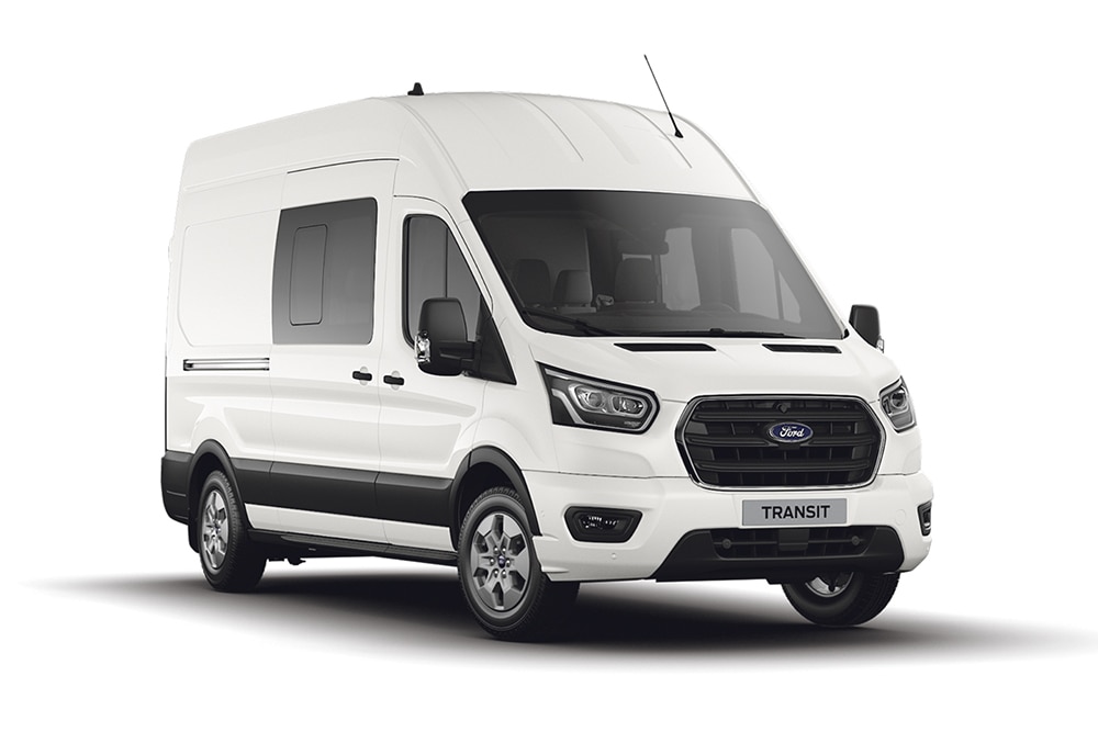 Fehér Ford Transit Kombi áruszállító.