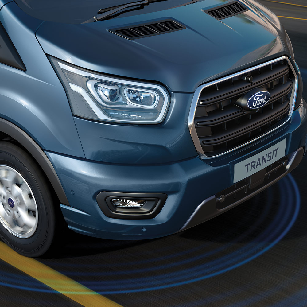 Egy kék Ford Transit Van, kék vonalakkal ábrázolva az úton a fejlett vezetéstámogató rendszerek működését.