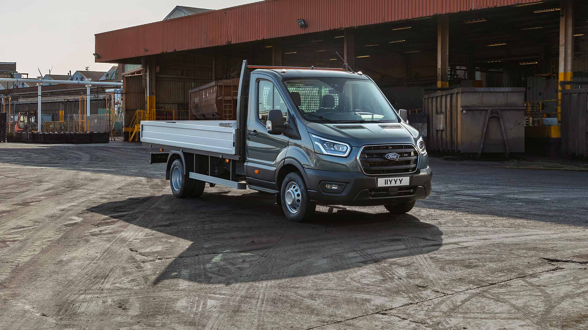 Egy ipari telepen parkoló Ford Transit Chassis Cab.
