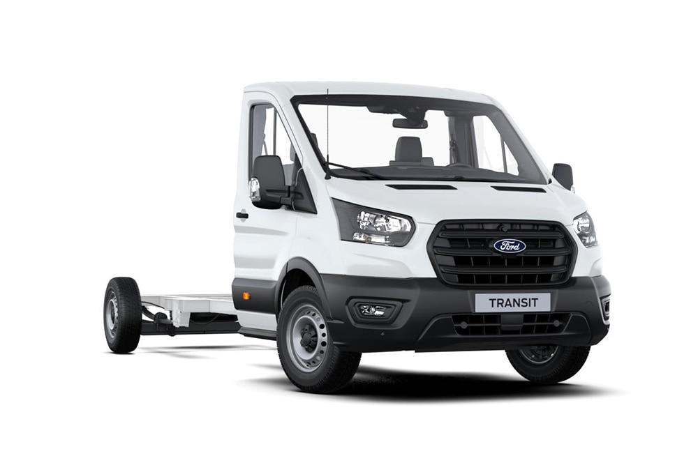 Fehér Ford Transit hátfal nélküli alváz fehér háttérrel.
