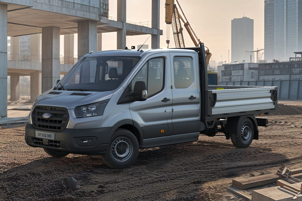 Egy ipari telepen parkoló Ford Transit fülkés alváz.