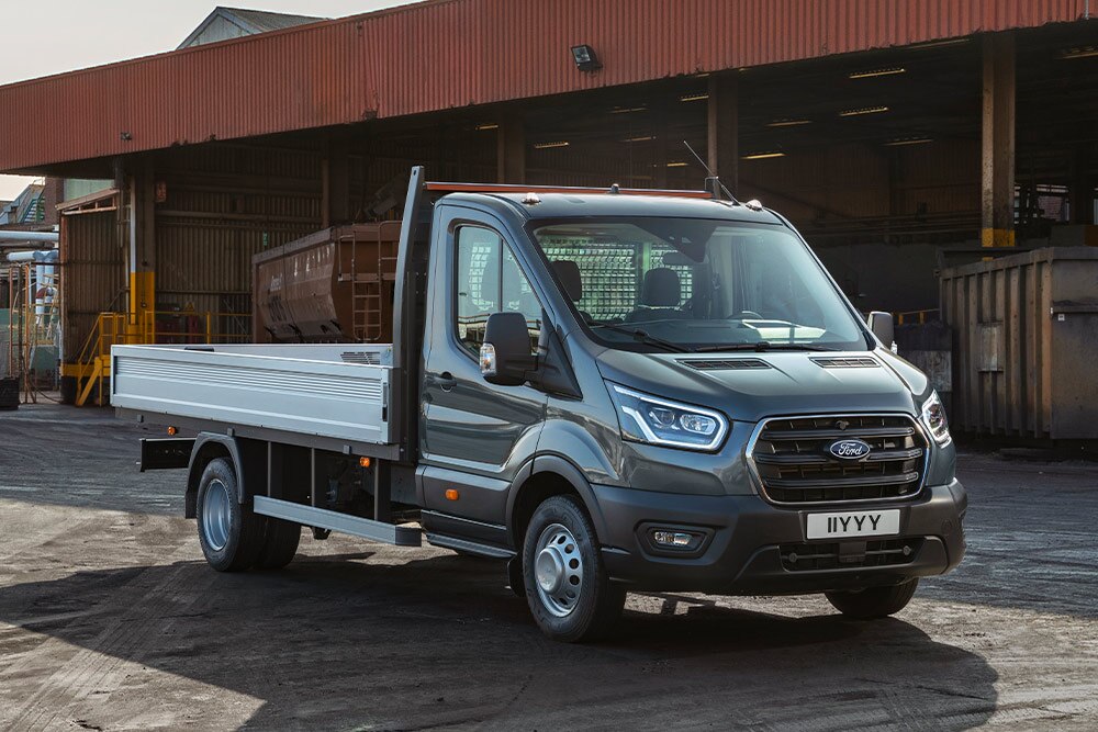 Egy ipari telepen parkoló Ford Transit Chassis Cab.