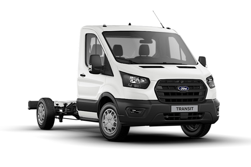 Fehér Ford Transit szimplafülkés alváz Trend szimplakabinos furgon fehér háttérrel.