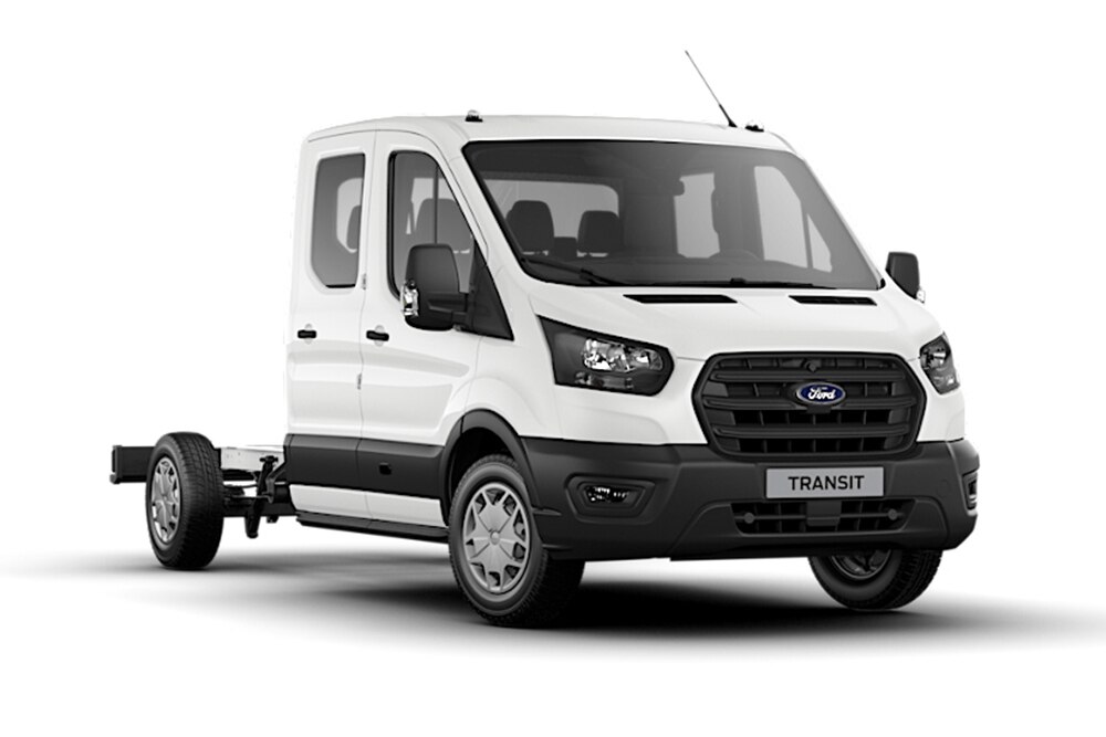 Fehér Ford Transit duplakabinos alváz Trend  fehér háttérrel.