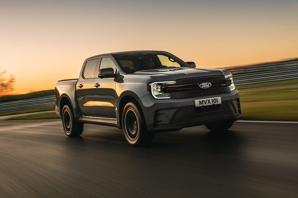 Egy naplementekor autópályán haladó, sötétszürke Ford Ranger Platinumot látunk.