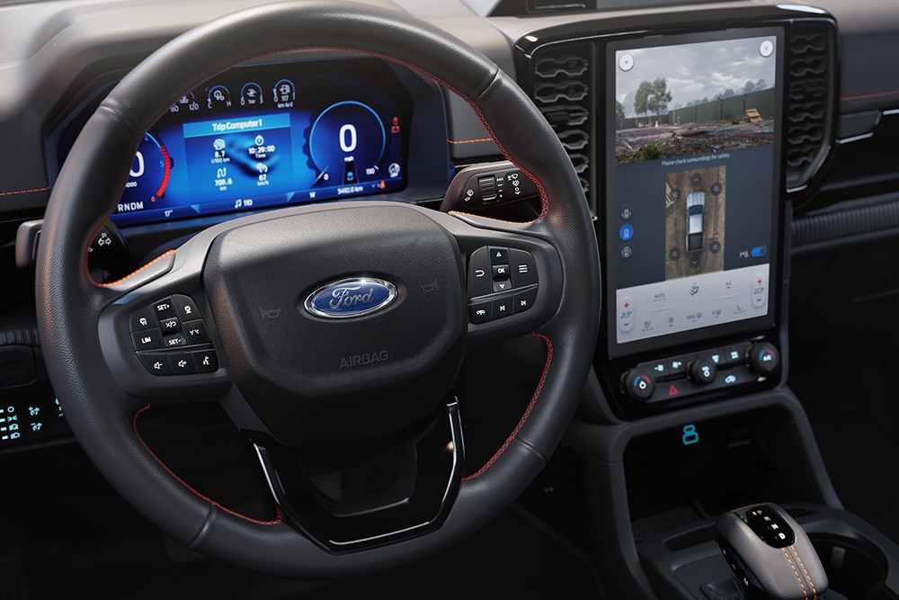 A Ford Ranger kormánykerekét, digitális műszerfalát és infotainment képernyőjét látjuk.