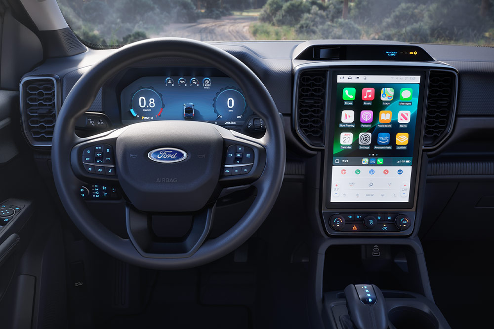 A nyújtottkabinos Ford Ranger belső nézete a kormánykerékre, a műszerfalra és az infotainment képernyőre összpontosít.