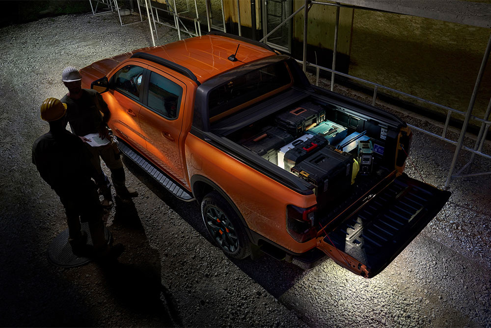 Felülnézetből, éjjel látjuk egy narancsszínű Ford Ranger Wildtrak külső zónavilágítását.