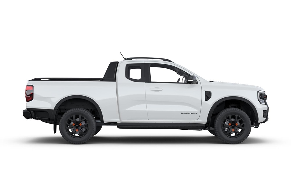 Oldalnézetből látunk egy nyújtottkabinos, fehér Ford Ranger pick-upot.