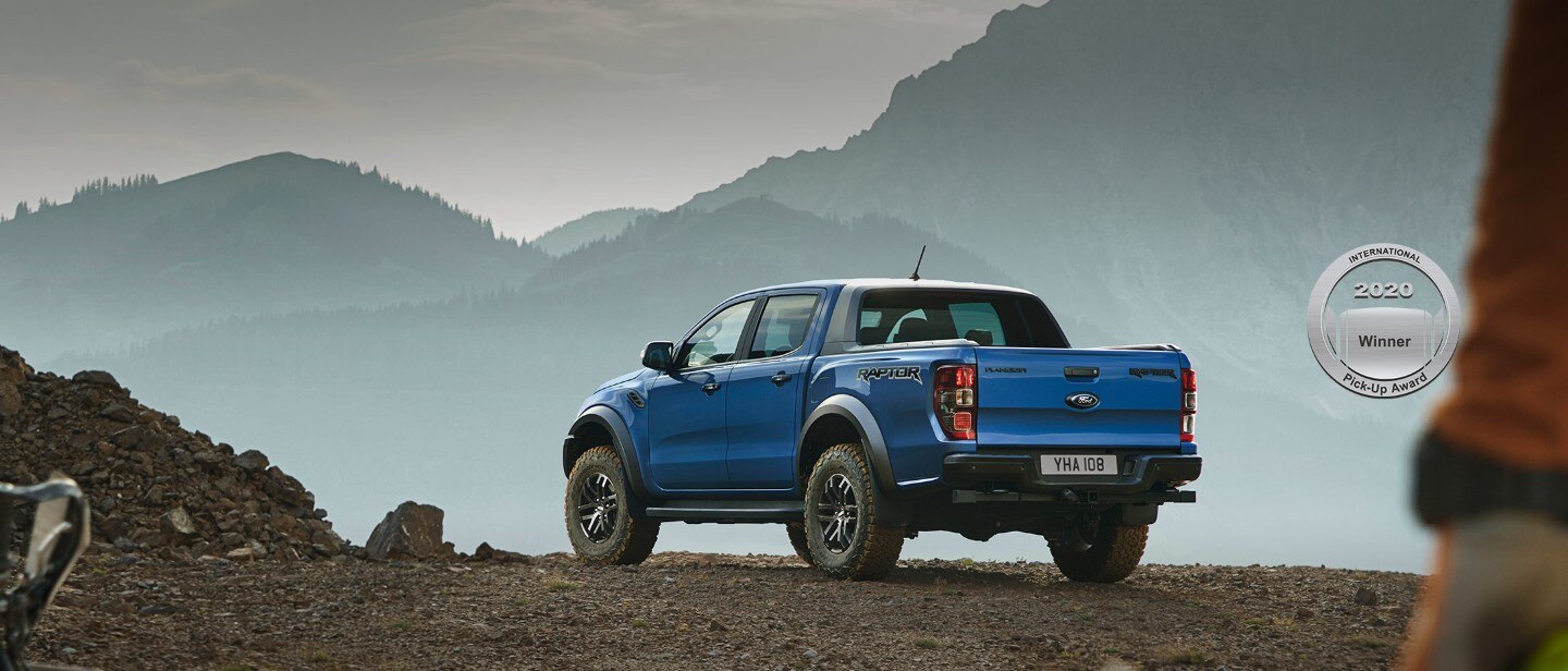 Kék Ford Ranger Raptor parkol, félig hátulról fotózva