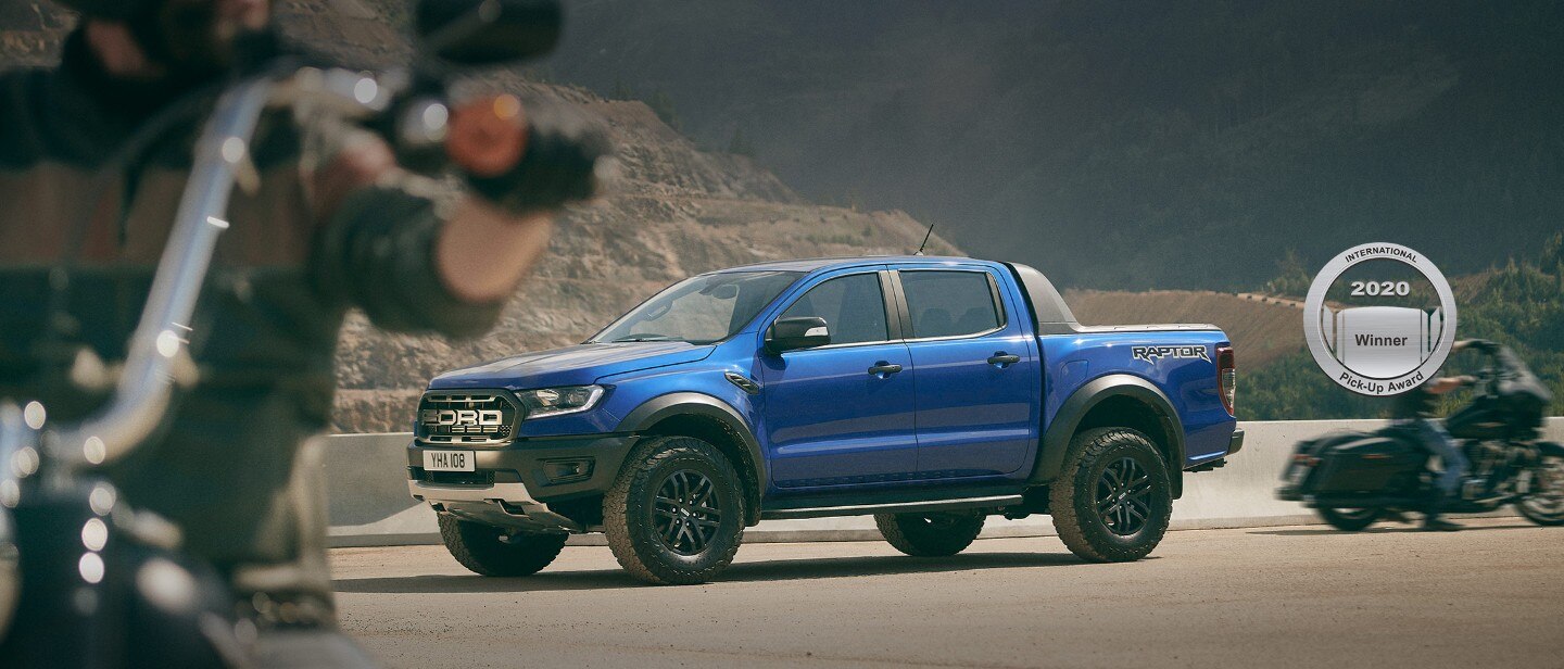 Kék Ford Ranger Raptor parkol, félig oldalról fotózva