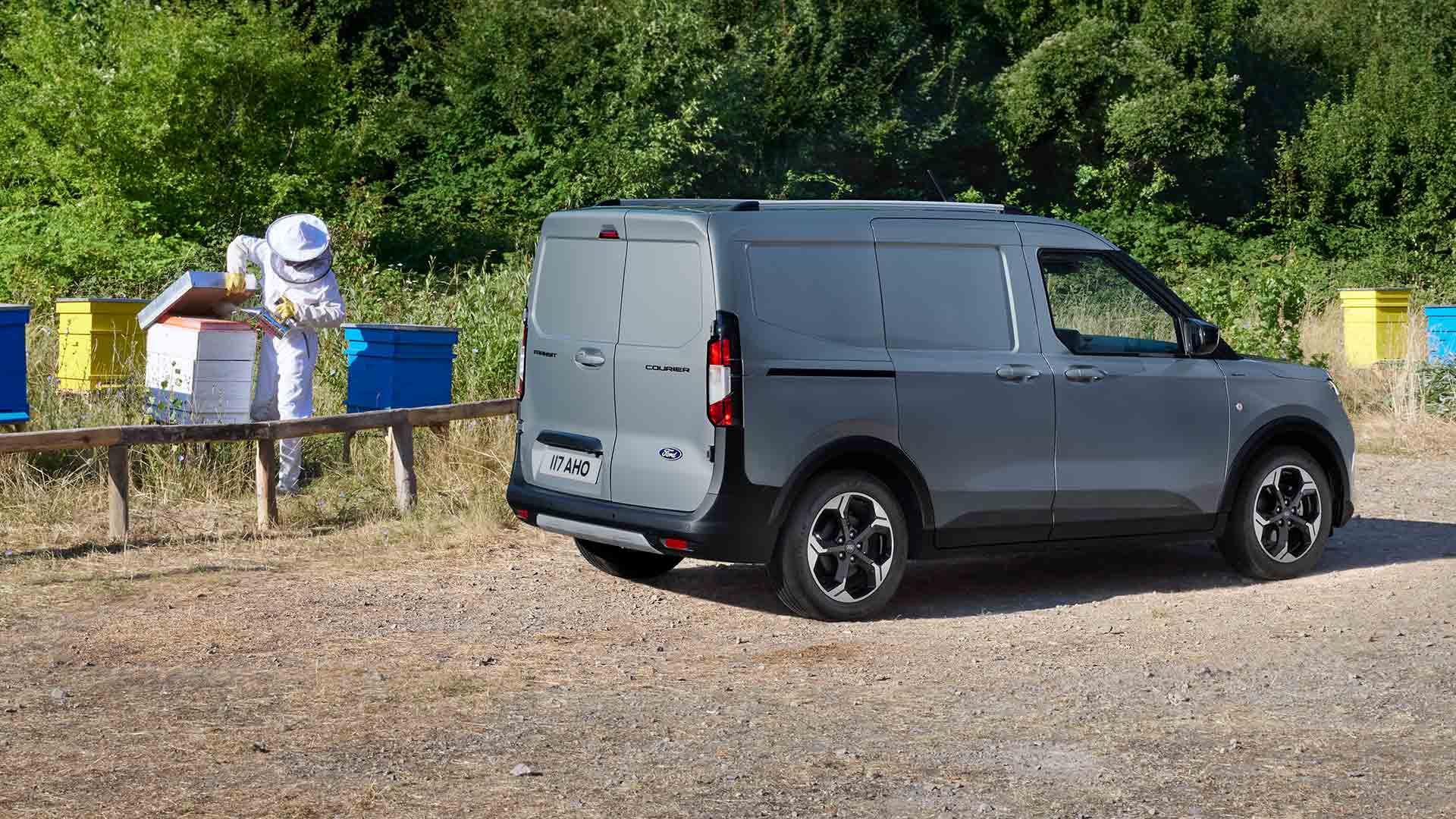 Méhész dolgozik egy új Ford Transit Courier mellett