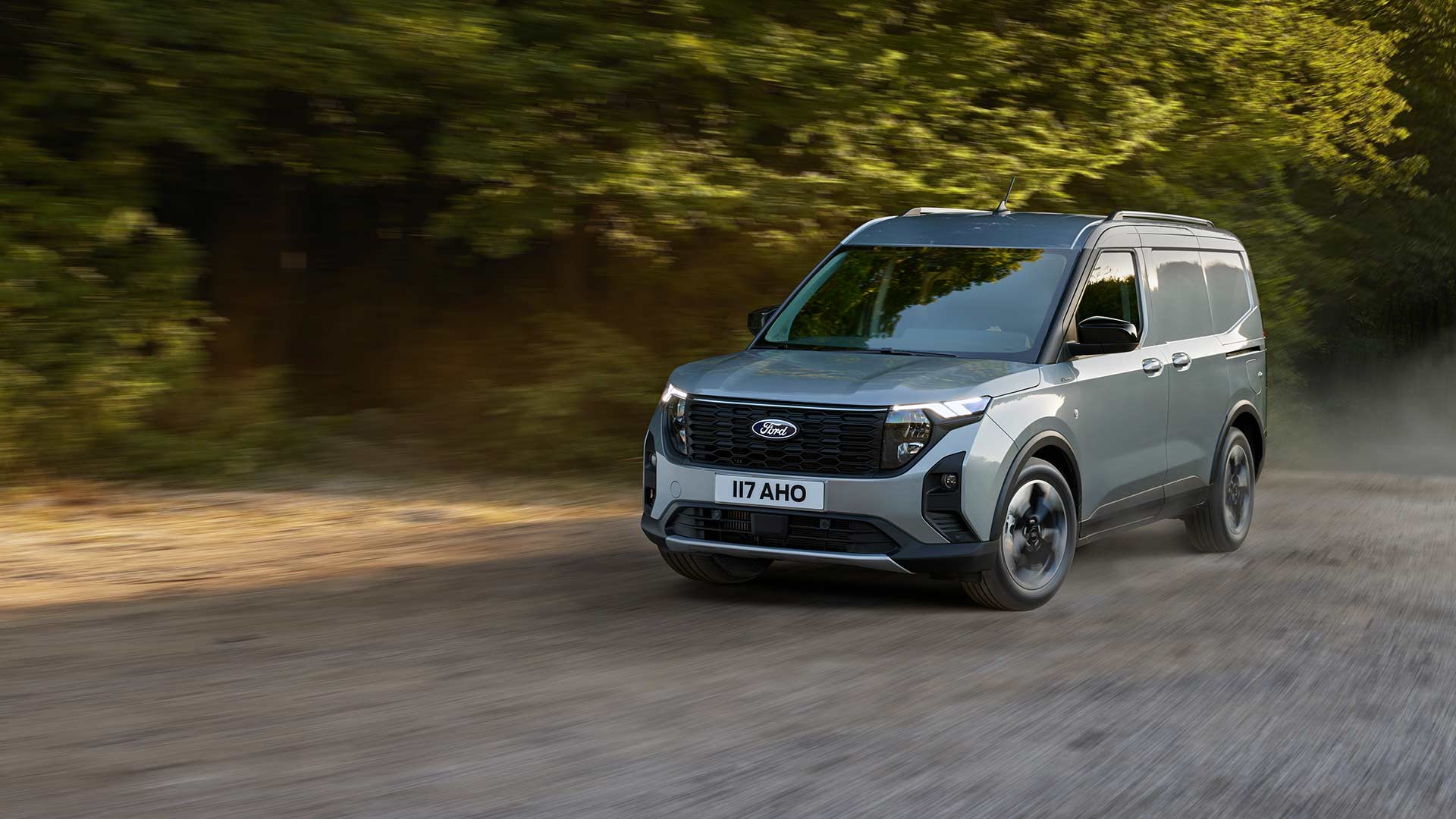 Új Ford Transit Courier menet közben