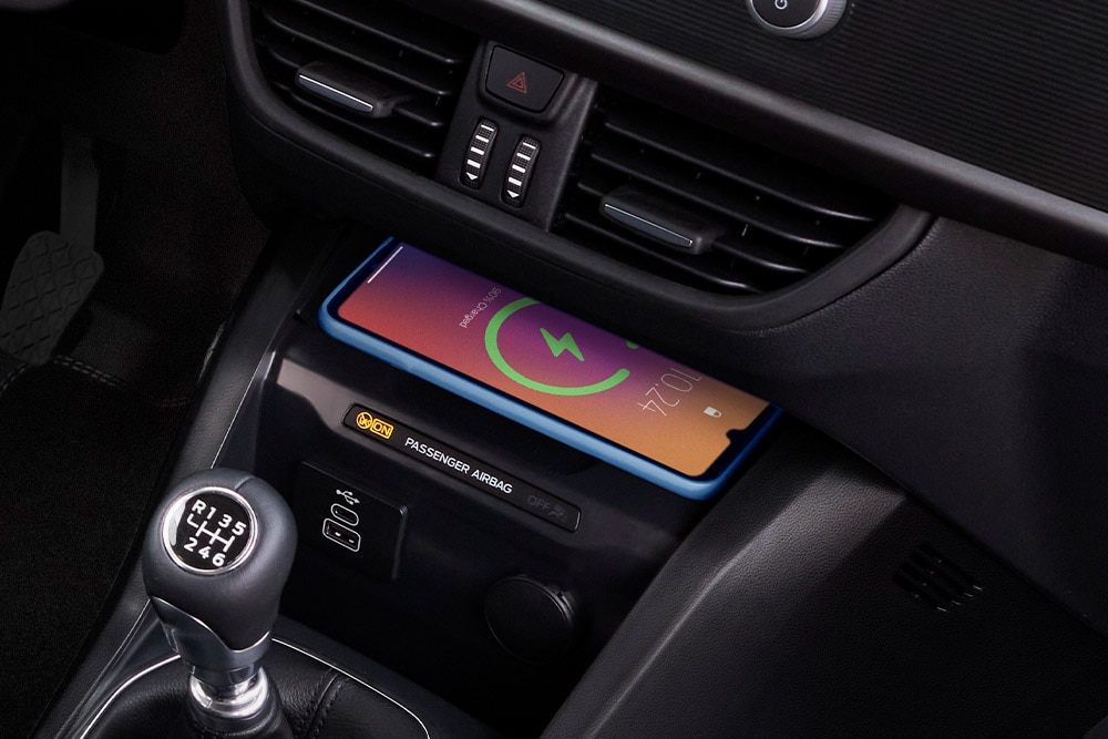 Telefon vezeték nélküli töltése az új Ford Transit Courierban