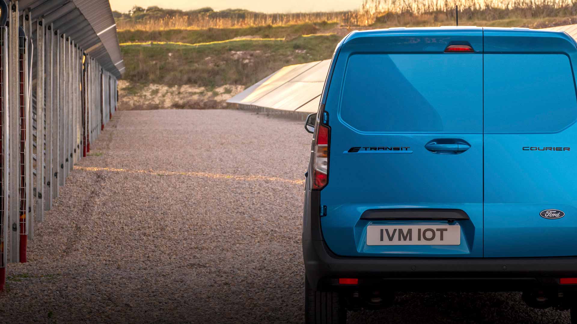 Ford E-Transit Courier hátsó nézete, kék