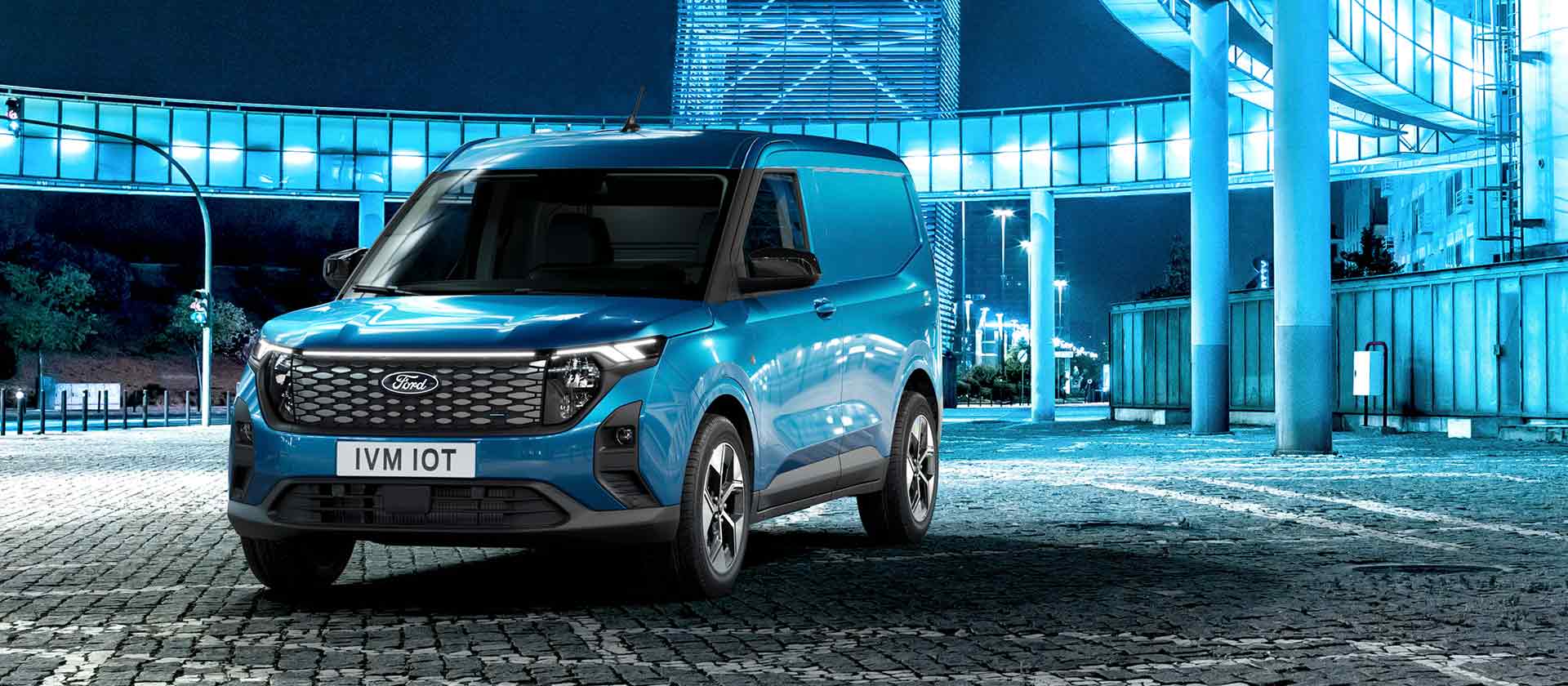 Ford E-Transit Courier elülső nézete, kék