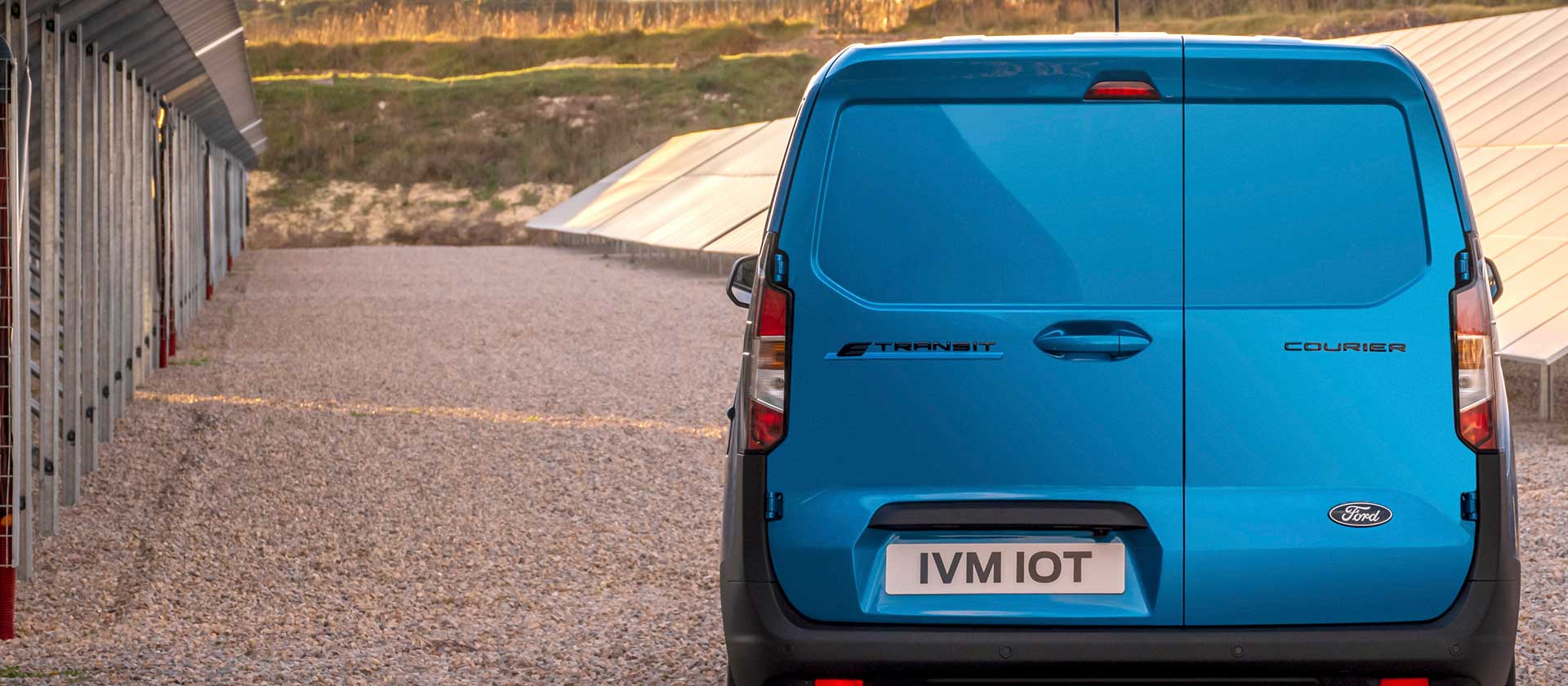 Ford E-Transit Courier hátsó nézete, kék