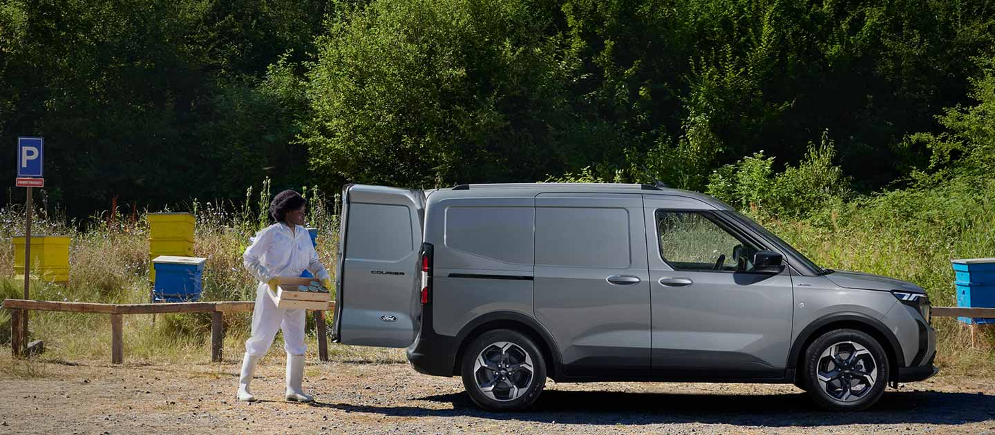 Ford E-Transit Courier jobb oldalról, szürke