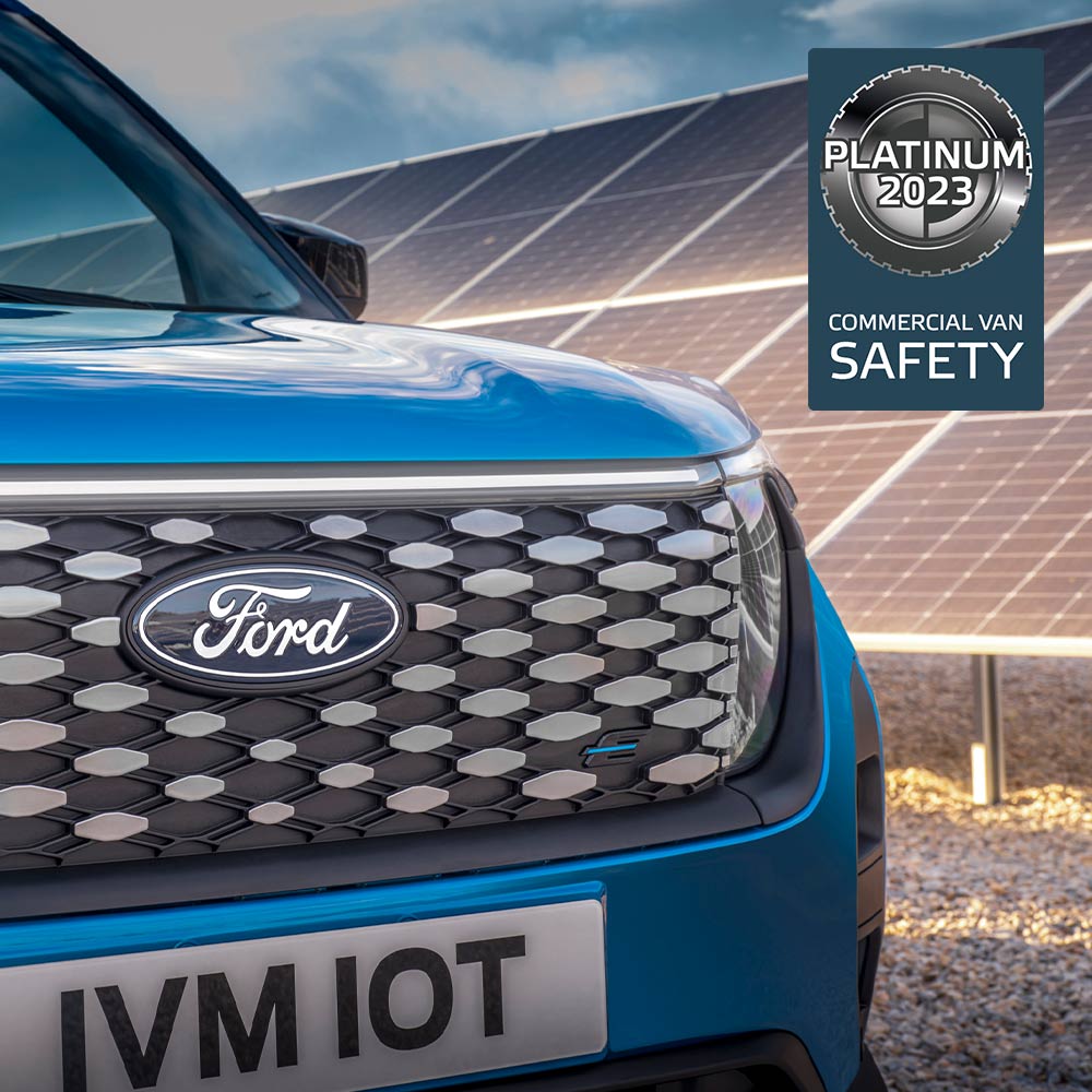Ford E-Transit Courier első hűtőrácsa és logója, kék