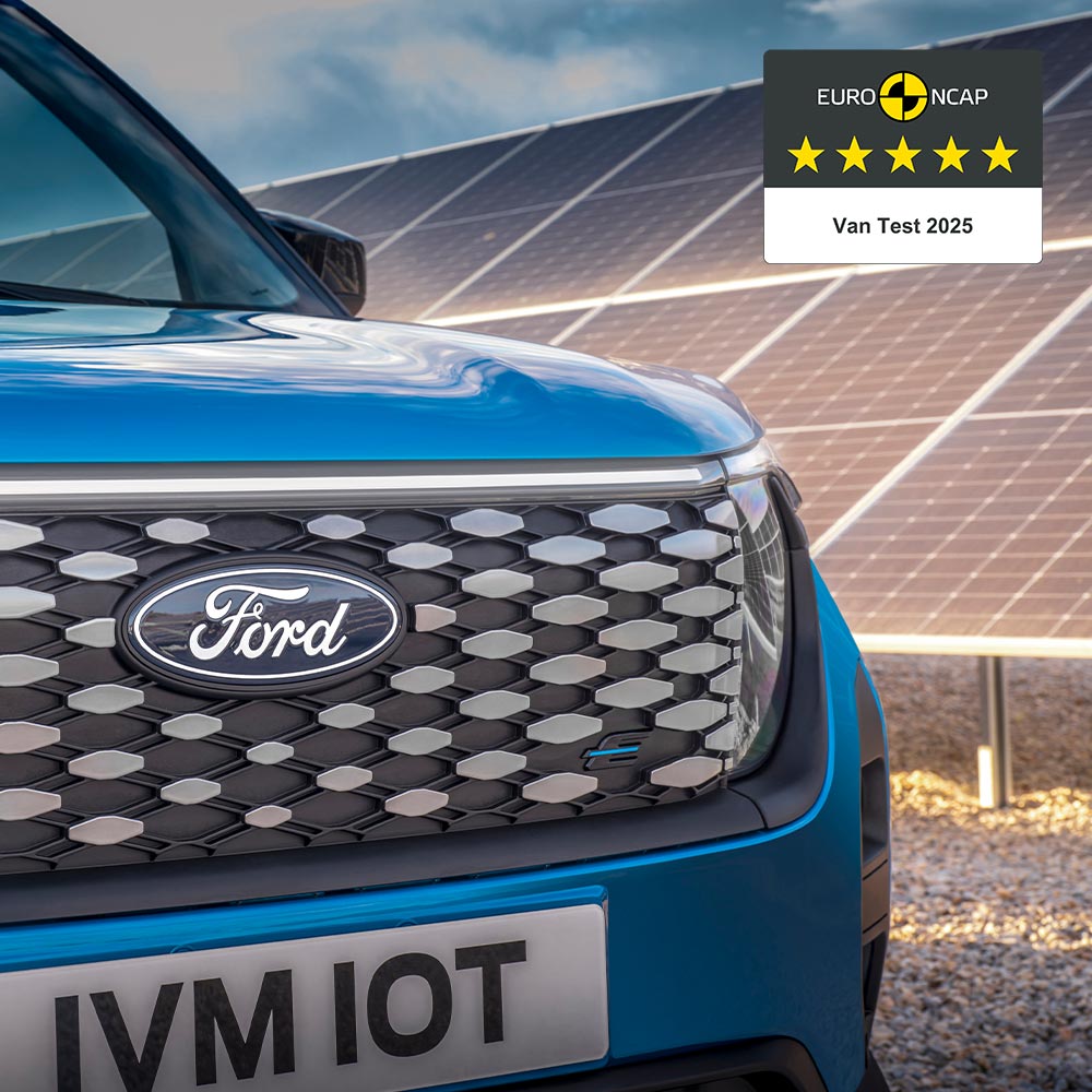 Ford E-Transit Courier első hűtőrácsa és logója, kék