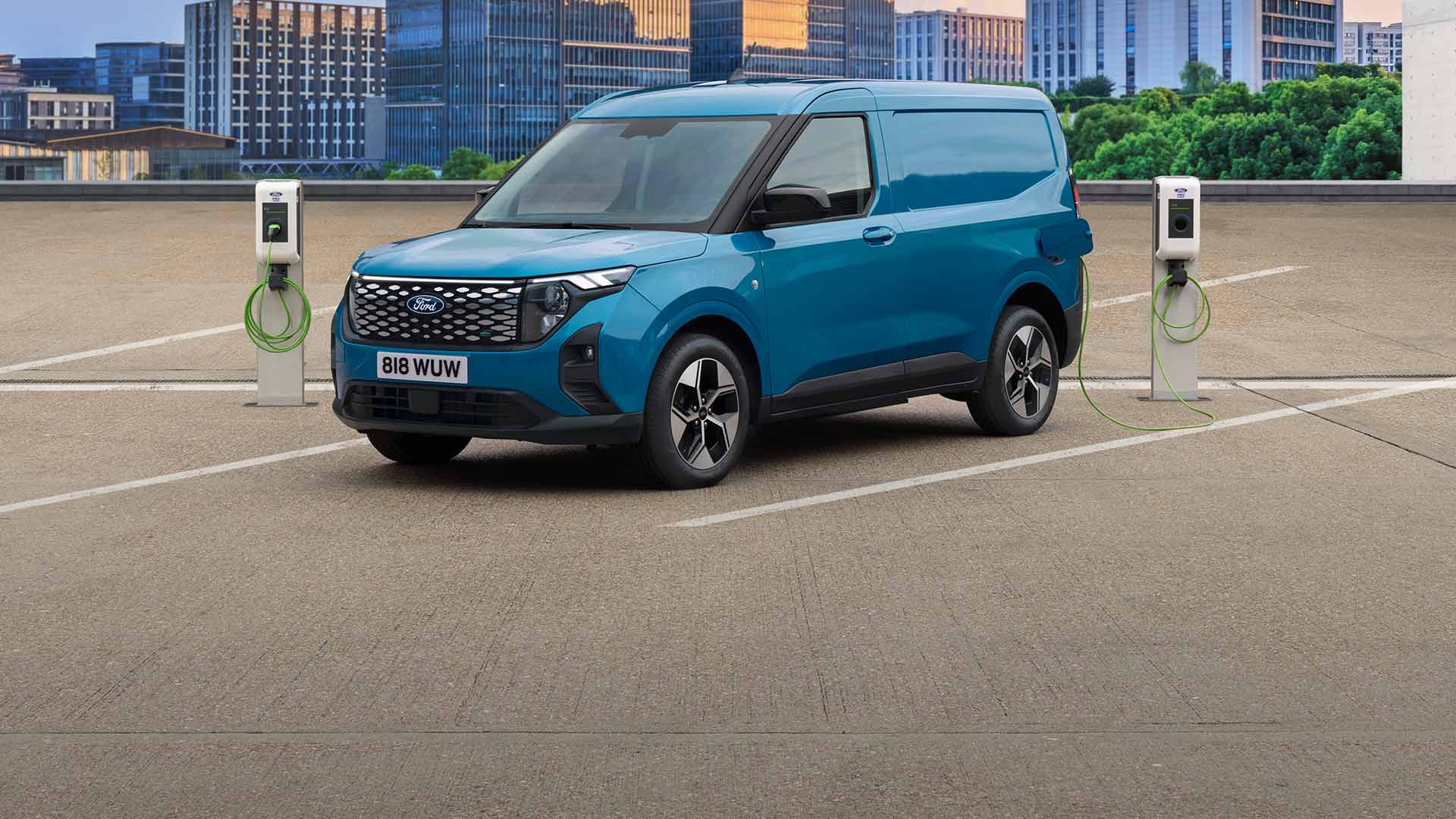 Új Ford Transit Courier töltése