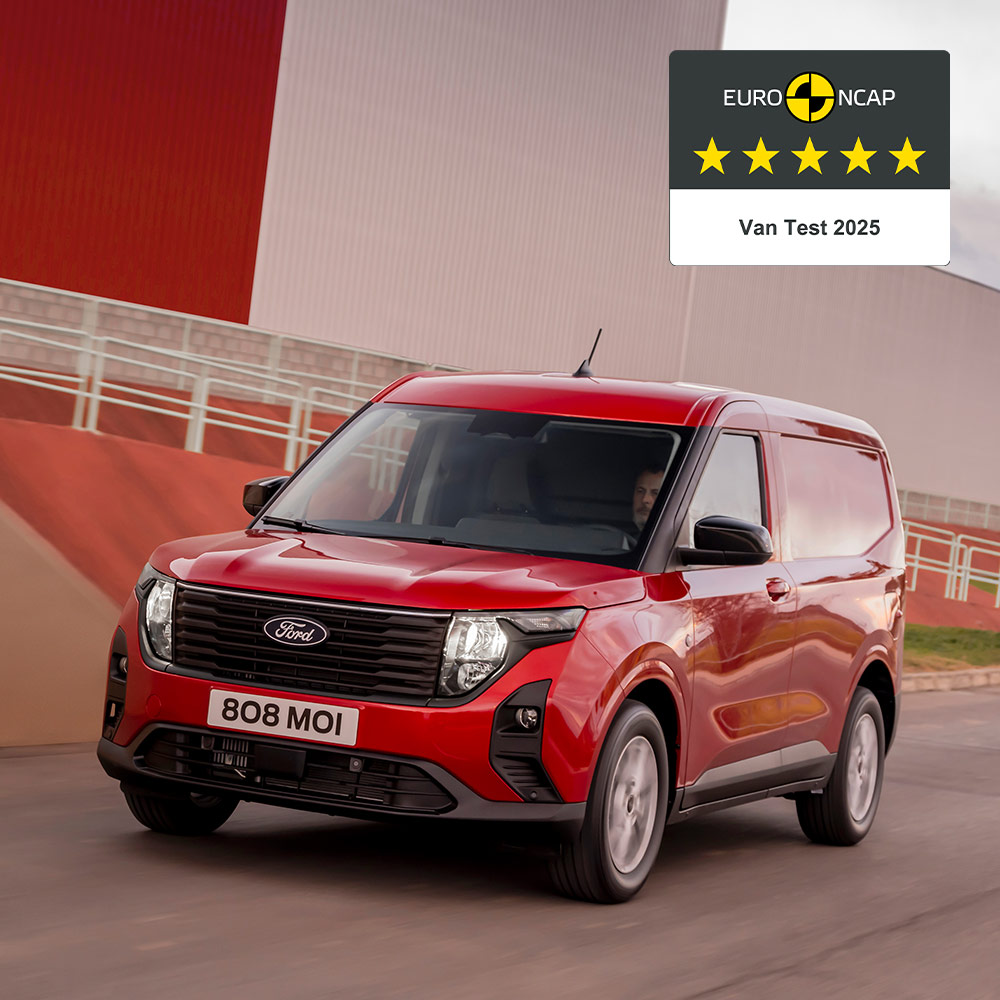 Piros új Ford Transit Courier áruszállító menet közben