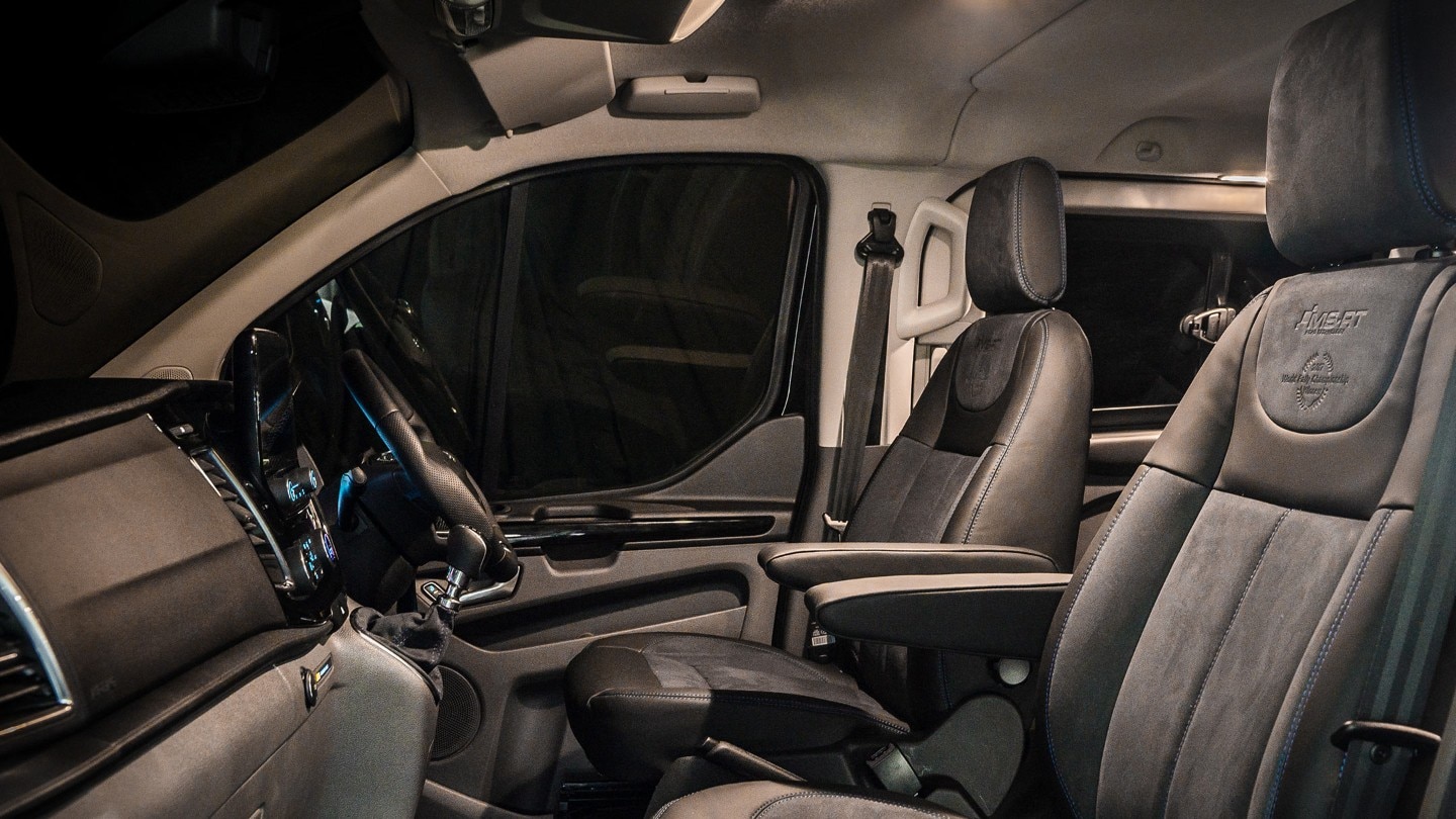 A Ford Transit Custom MS-RT belső nézete az utas- és vezetőüléssel, valamint a műszerfallal