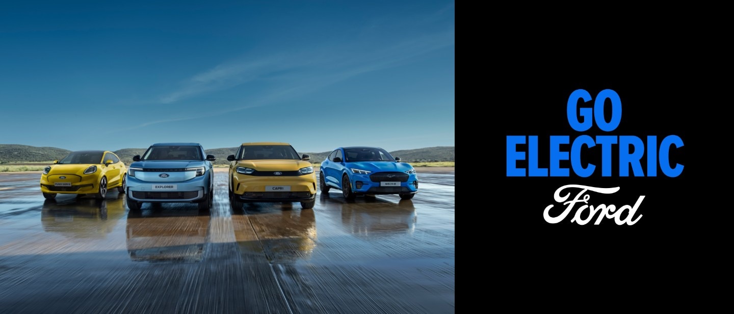 Ford Puma Gen-E, Ford Explorer, Ford Capri és Ford Mustang Mach-E egymás mellett egy úton, mellettük Go Electric grafika fekete háttéren. 