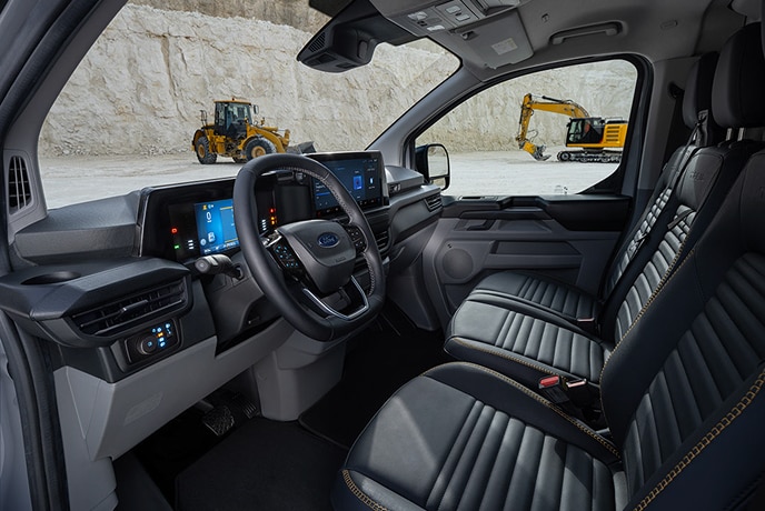 Egy elektromos Ford E-Transit Custom utasterét látjuk.